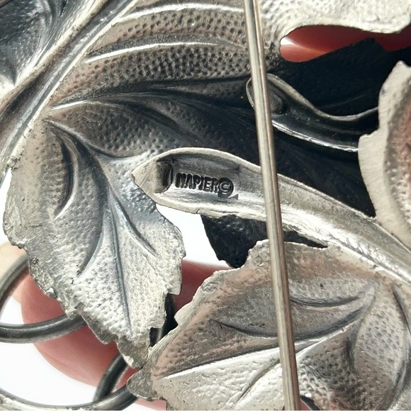 Napier Vintage Grape Leaf Large Brooch - Picture 6 of 6